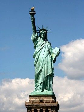 thumb-la-statue-de-la-liberte---l-embleme-de-new-york-2001.gif